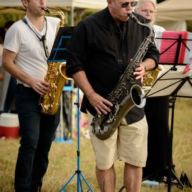 Flax on Sax, an open air concert in Duxford. A musician plays on a saxophone. Author: Slawek Dejneka