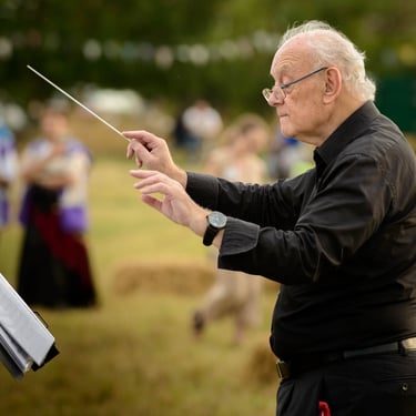 A portrait of a conductor during the concert in the open air in Duxford. Author: Slawek Dejneka