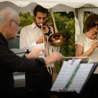 A portrait of a conductor during the concert in the open air in Duxford. Author: Slawek Dejneka