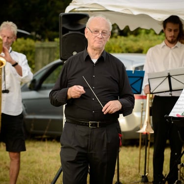 A portrait of a conductor during the concert in the open air in Duxford. Author: Slawek Dejneka