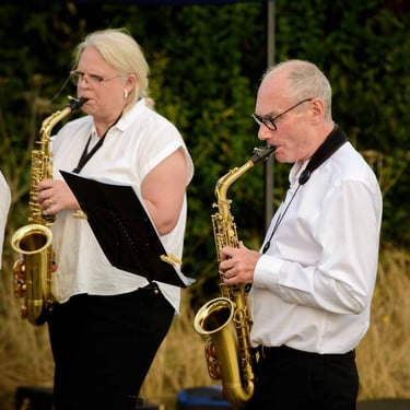 Two musicians plays on a saxophone during concert in Duxford. Author: Slawek Dejneka