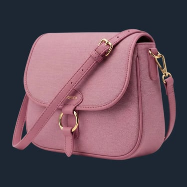 Tas sadel berwarna dusty rose pink dengan penutup lebar dan kuncian cincin emas