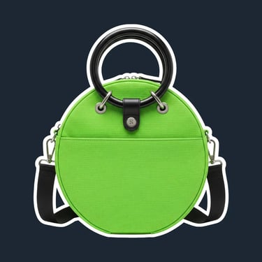 Tas tangan bundar berwarna Hijau Melon dengan gagang setengah lingkaran hitam di latar belakang putih.