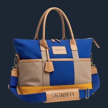 Tas travel SIGNIFO mewah dari kanvas biru benhur, cream, dan kuning tua dengan aksen kulit.