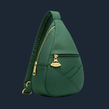 Tas selempang teardrop berwarna hijau fuji dengan detail panel dan ritsleting Gunung Fuji emas.
