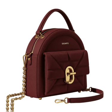 Tas marsala berbahan kanvas polyester SIGNIFO dengan detail rantai emas dan aksen buckle mewah.