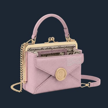 Tas tangan kotak berwarna dusty rose mauve dengan detail amplop dan stempel emas di latar putih.