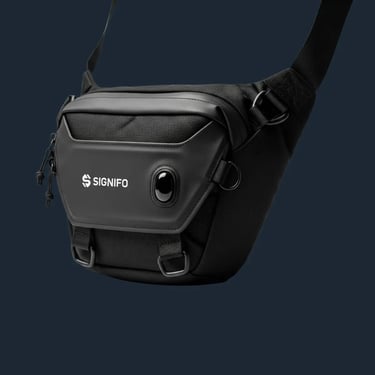 Waist bag Hitam futuristik dengan panel fiber-optik menyala di latar belakang putih.