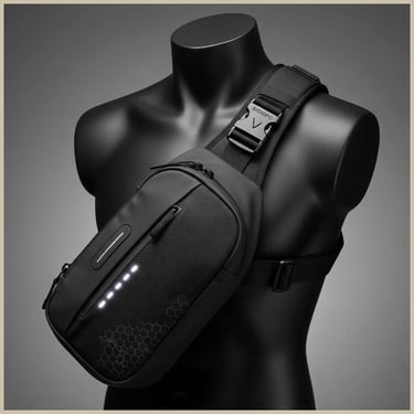 Tas selempang hitam ONYX GHOST III dikenakan pada manekin, dengan detail titik reflektif