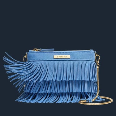 Tas selempang rumbai berwarna biru pastel dengan tali rantai emas di latar belakang putih.