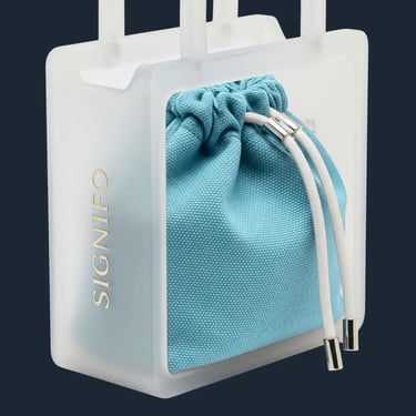 Tas SIGNIFO Sanctuary Tote warna Laguna, desain konseptual dengan kantung kanvas di dalam rangka akrilik.