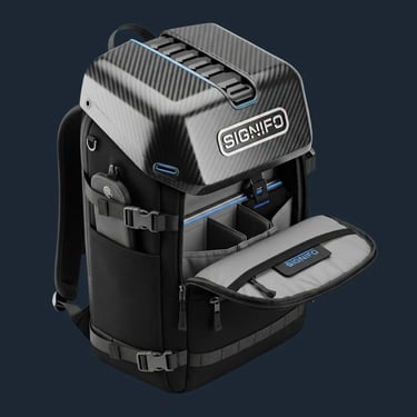 Tas ransel Hitam futuristik dengan bodi kanvas bertekstur dan cangkang carbon fiber di latar putih.