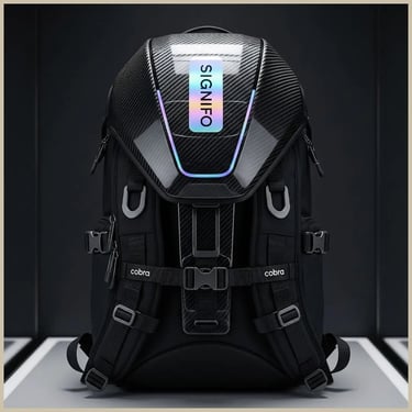 Tas ransel Hitam futuristik dengan bodi kanvas bertekstur dan cangkang carbon fiber.