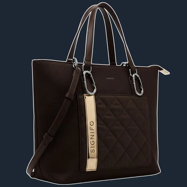Detail tas tote modernis dengan kantong quilted dan aksen metalik vertikal.