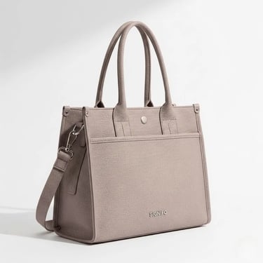 The Serenity Tote dari kanvas SIGNIFO berwarna Kulit Kentang, ditampilkan dengan gaya minimalis di bawah cahaya natural.