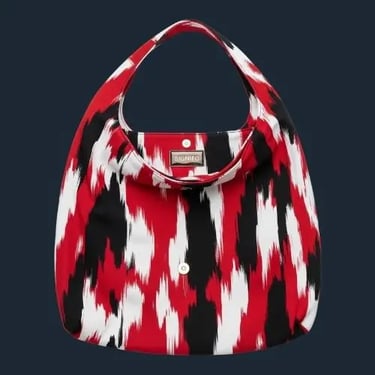 Hobo bag SIGNIFO dengan motif abstrak dari kanvas berwarna merah, putih, dan hitam.