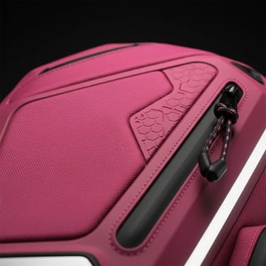  Detail close-up tekstur kanvas fuchsia dan panel karet berpola heksagonal pada tas SIGNIFO.