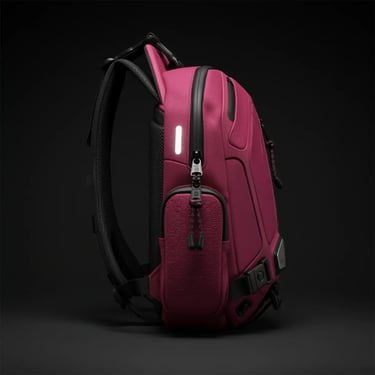 Profil samping dari sling bag SIGNIFO fuchsia, menampilkan desainnya yang ramping. Profil rampingnya dirancang untuk mobilita