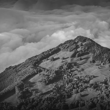 Photo paysage de montagne avec une mer de nuage, en noir et blanc