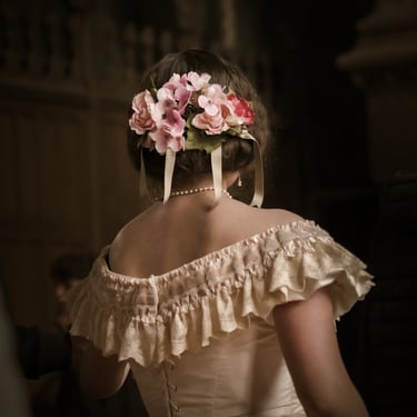 Femme de dos en robe, style mariage