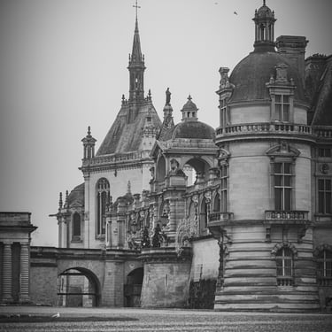 Chateau de chantilly, France en noir et blanc