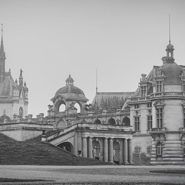 Chateau de Chantilly en noir et blanc, France