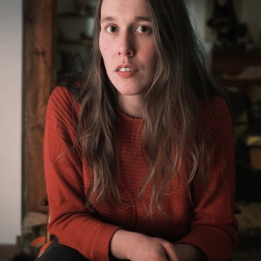 portait en lumière naturelle d'une femme 