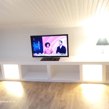 meuble-tv-sur-mesure-avec-eclairage-les-sables-d-olonne