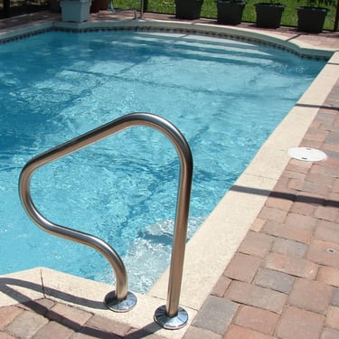 Montaje de piscina de obra moderna en Valencia