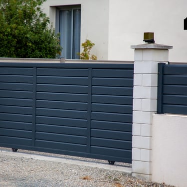 Instalación de puerta corredera automática en vivienda reformada en Valencia.