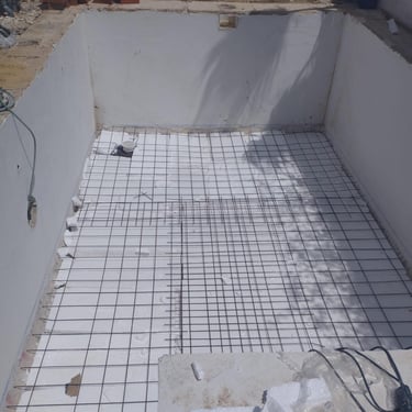 Estructura reforzada con mallazo de acero en piscina en construcción en Valencia
