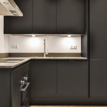 Reforma económica de cocina pequeña en Valencia con encimera de cuarzo