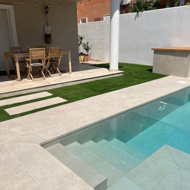Piscina con terraza y césped artificial en vivienda de Valencia