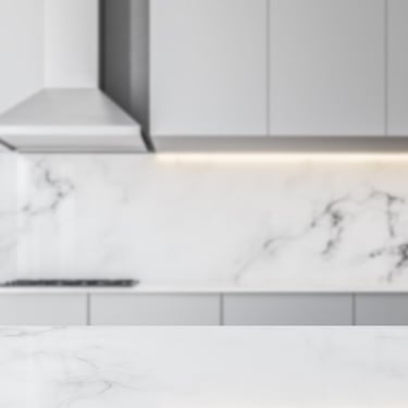 Cocina blanca reformada con acabados premium en Valencia centro