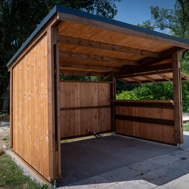 Cuisine d'été en bois douglas et pin classe 4. Aménagement bois sur mesure.