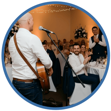 Bruiloftszanger Marco Starink tijdens huwelijksreceptie