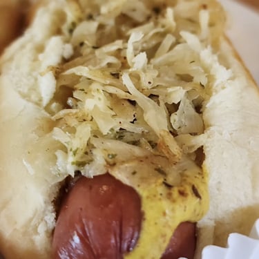 Settler's Claim - Hot dog with sauerkraut