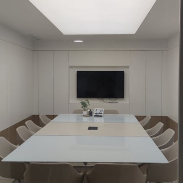 Instalación de techo tensado en oficina de Alicante con iluminación LED