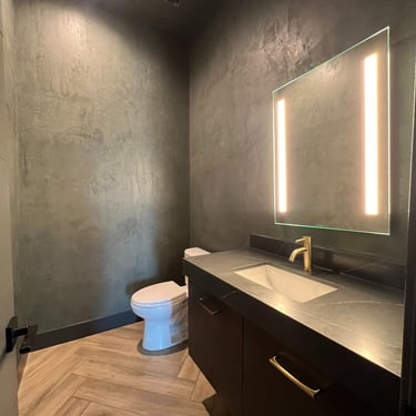 Elegant Roman clay wall in a neutral tone, creating a sophisticated and organic aesthetic in a contemporary space.