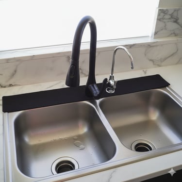 A standard faucet mat with RO water spigot.