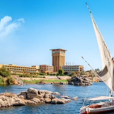 navegando por el río Nilo en Egipto, explorando templos y tumbas antiguas en un tour guiado por Hadi