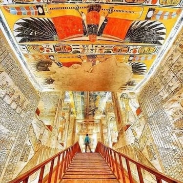 Visitando el Valle de los Reyes en Luxor durante un viaje a Egipto con Hadi, guía egiptólogo que habla español y portugués