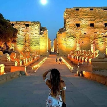 “Paseo nocturno en el Templo de Luxor iluminado durante un viaje a Egipto con Hadi, guía que habla español y portugués