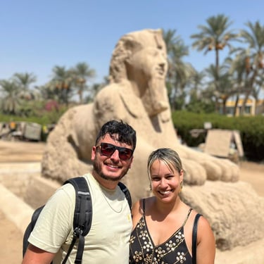 Frente a la Esfinge de mármol en Menfis durante un viaje a Egipto con Hadi, guía egiptólogo que habla español y portugués