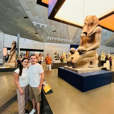 “Visita al Gran Museo Egipcio durante un viaje a Egipto con Hadi, guía egiptólogo que habla español y portugués, ViajaEgipto