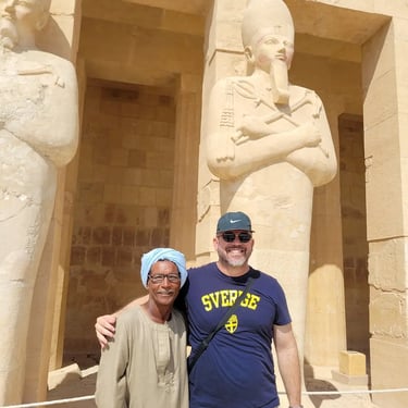 Visita al templo de Hatshepsut durante un viaje a Egipto con Hadi, guía egiptólogo que habla español y portugués