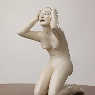 escultura mujer desesperada