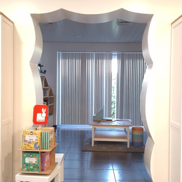 Photo de la transformation du magasin avec vue sur une nouvelle cloison découpée en nuage