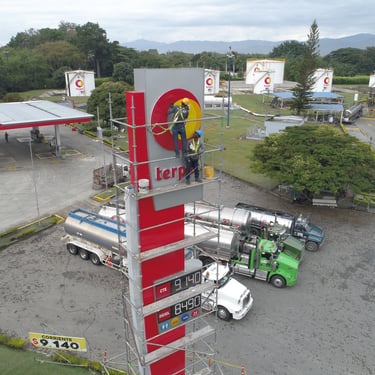Mantenimiento limpieza aviso de carretera buga valle del cauca