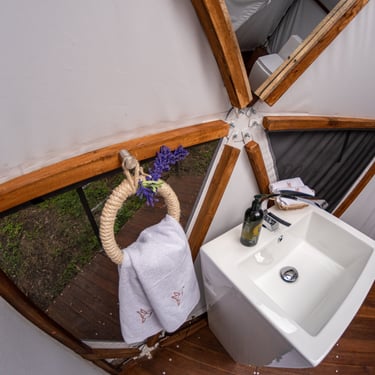 Modernos baños en Casa Quincha Glamping